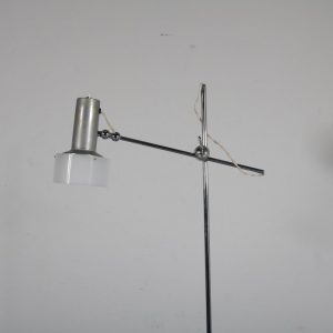 L4451 1950s "1083" Floor lamp in black and chrome with aluminium and plexiglass hood Gino Sarfatti Arteluce / Italy