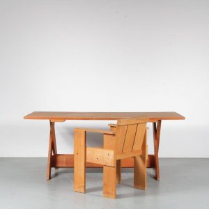 m24651 1970s Early edition crate desk with crate desk chair Gerrit Rietveld Cassina / Italy