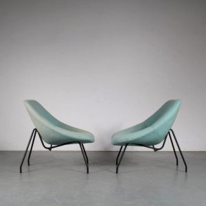 m25418 1950s Pair of easy chairs on black metal base with blue upholstery G.A.R. Dep. / France