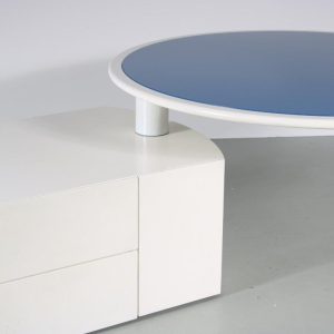 m26093 1980s Malibu table in white wood and metal with round blue glass top Cini Boeri Arflex, Italy