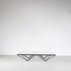 m26547 1980s Square coffee table on black metal wire base with glass top, model "Alanda" Paulo Piva B&B Italia