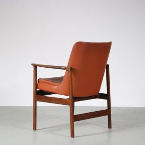 INC141 1960s Side chair on walnut base with brown leather upholstere by Ib Kofod Larsen for Fröschen Sitform, Germany