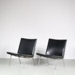 m26685 1960s Pair of lounge chairs on chrome metal base with black skai upholstery and chrome details, model Airport Hans J. Wegner AP Stolen, Denmark