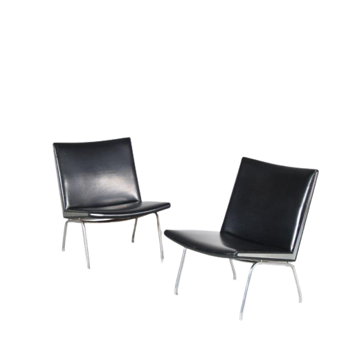 m26685 1960s Pair of lounge chairs on chrome metal base with black skai upholstery and chrome details, model Airport Hans J. Wegner AP Stolen, Denmark