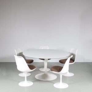 m27258 1970s Tulip Dining set on white aluminium base, table with white laminated top + 5 chairs Eero Saarinen Knoll International, USA