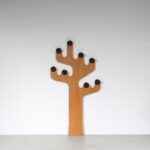 m27463 1970s Unique wooden coat rack with brown plastic hangers Olaf Von Bohr Kartell, Italy