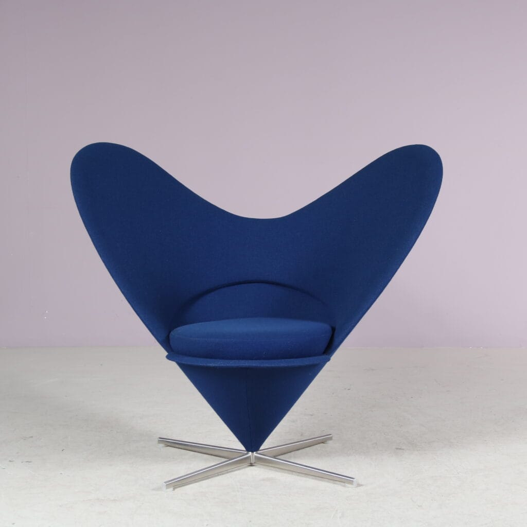 m27933 1958 "Heart Cone Chair" in original blue fabric, recent production / Verner Panton / Vitra, Germany