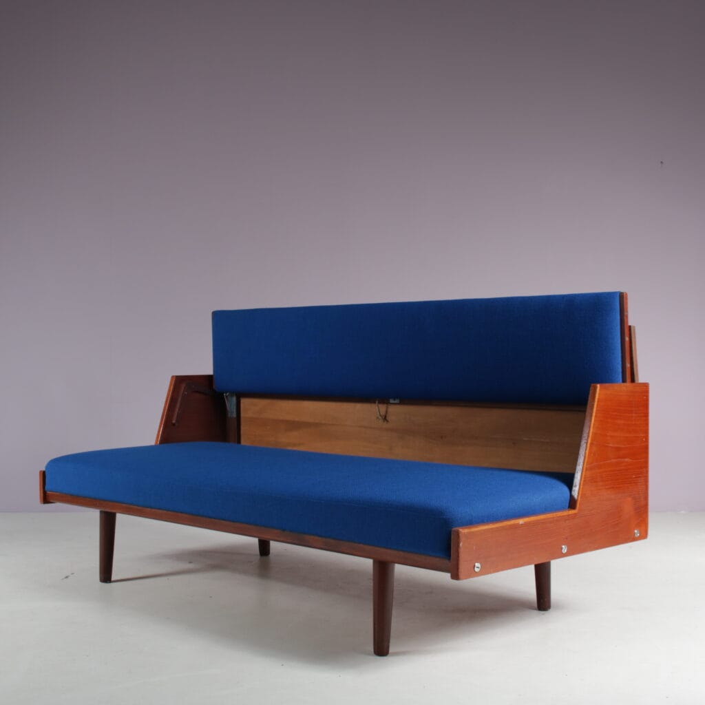 m28060 1960s Teak with new fabric upholstery sleeping sofa model GE-258 / Hans J. Wegner / Getama, Denmark